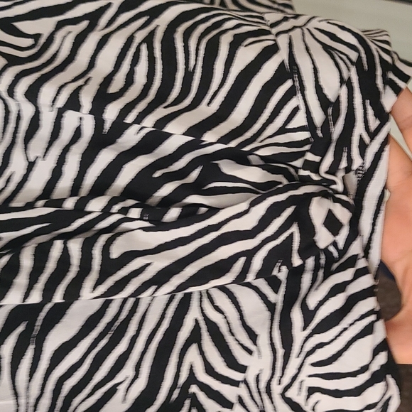 Michael Kors white and blalck cold shoulder top size sx - Picture 8 of 9